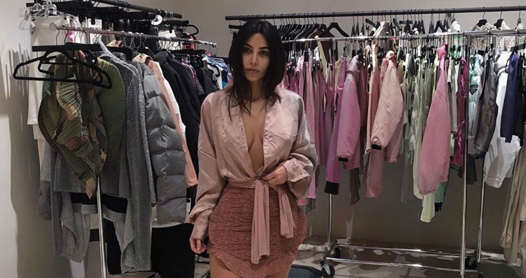 Kim Kardashian otkrila da već 10 godina šminka cijelo tijelo