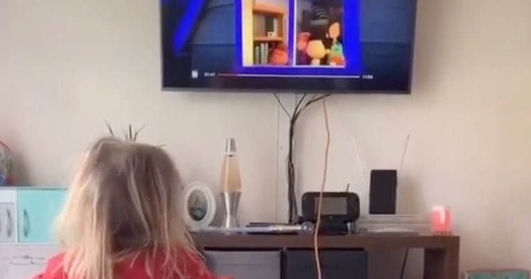 Tata uvjerio kćerkicu da vožnjom bicikla napaja televizor strujom