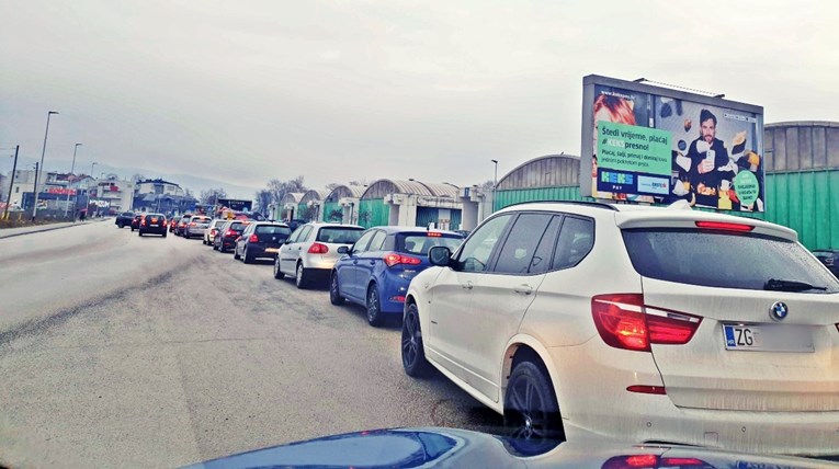 Ovo je red za PCR testiranje na Zagrebačkom velesajmu