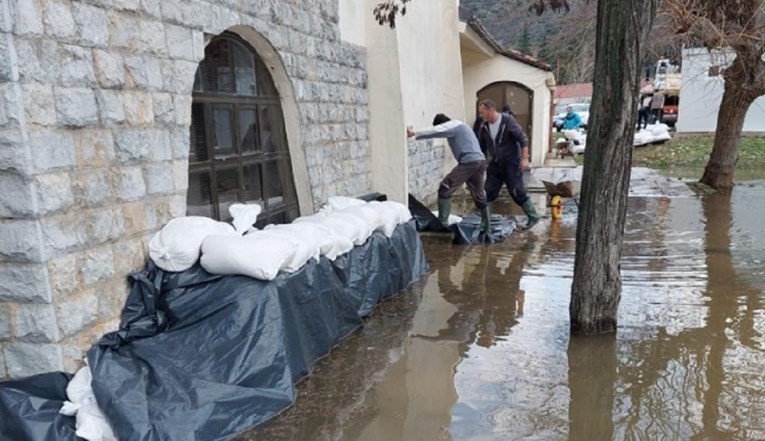 FOTO Nabujale rijeke kod Knina, očekuje se vodni val na Zrmanji
