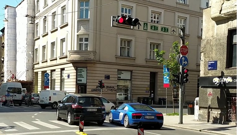 VIDEO Križanje u centru Zagreba: Deseci auta idu kroz crveno, voze po pločniku...