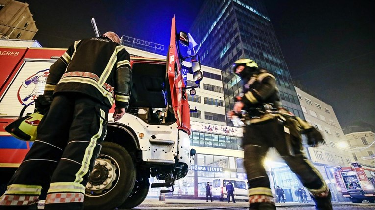 FOTO I VIDEO Sinoć gorio neboder na Trgu bana Jelačića, pogledajte snimku