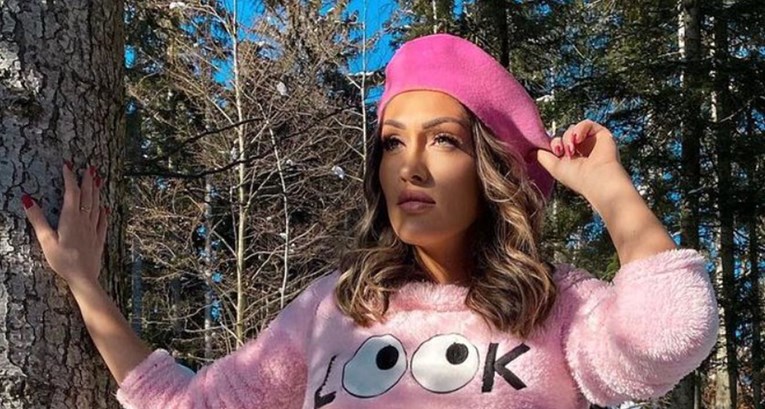 Hana Hadžiavdagić fotkala se na snijegu u gaćicama i pokazala underboob