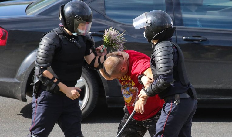 Policija u Bjelorusiji pucala na prosvjednike, jedna osoba ranjena