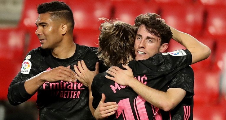 Real pobjedom kod Granade uz Modrićev gol preskočio Barcelonu u ludoj trci za naslov