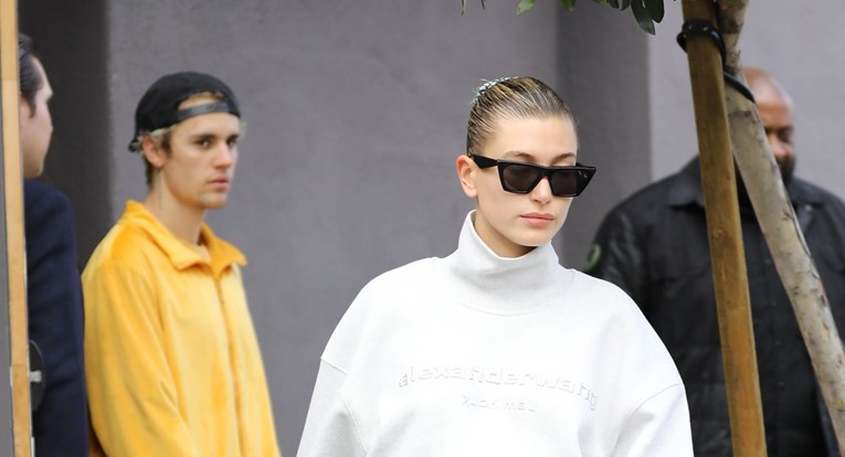 Hailey Bieber zna jednostavan trik koji pretvara mušku majicu u zavodljiv komad