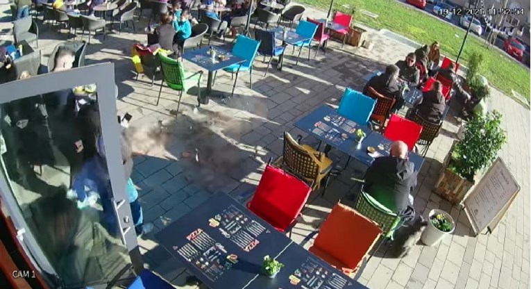 VIDEO Fasadna ploča pala sa zgrade u Zagrebu, skoro ubila ljude u kafiću