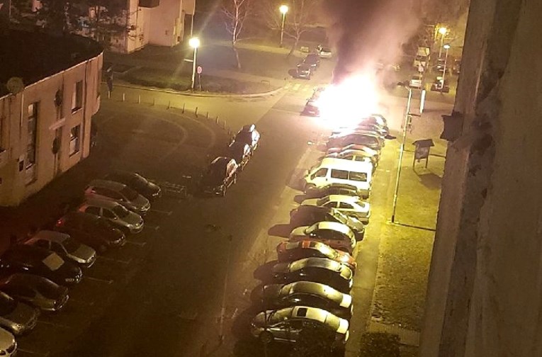 VIDEO Netko palio kontejnere u zagrebačkim Gajnicama, ubačen i vatromet