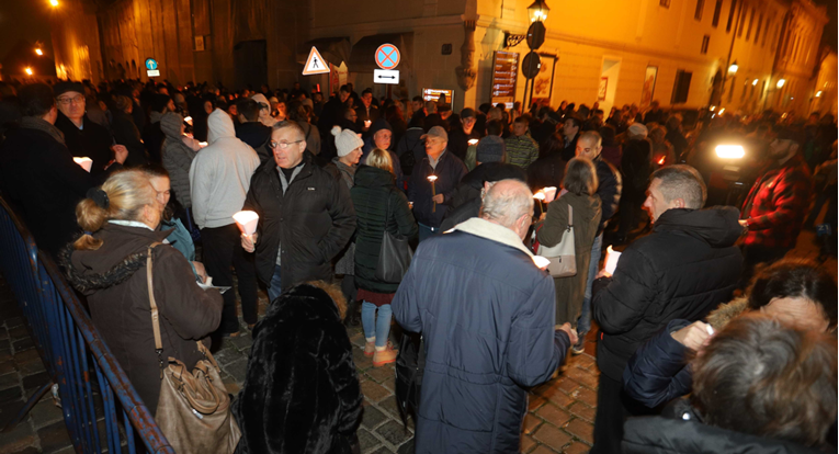 UŽIVO Prosvjed pred vladom protiv covid-potvrda - Index.hr