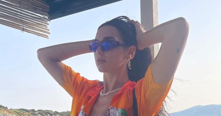 Dua Lipa otputovala na odmor u Albaniju pa pokazala trbuh na kojem joj mnogi zavide