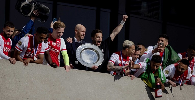 Ajax rastalio svoj trofej prvaka i podijelio ga navijačima. Legenda otkrila razlog