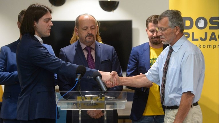 Živom zidu se pridružio znanstvenik koji za koronavirus krivi Billa Gatesa