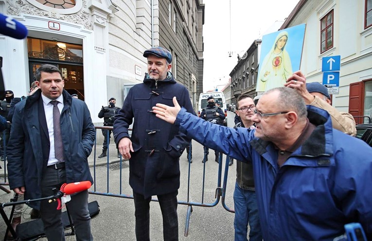 Keleminec pred saborom urlao na Raspudića i Grmoju, pogledajte snimku