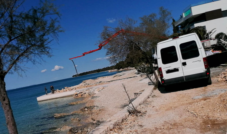 Betoniraju plažu ispred vile Luke Modrića? Inspekcija Lučke kapetanije ne želi doći