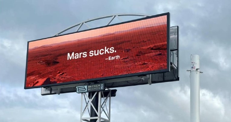 Ekipa za zaštitu okoliša trola Muska, ovo su postavili ispred sjedišta SpaceX-a