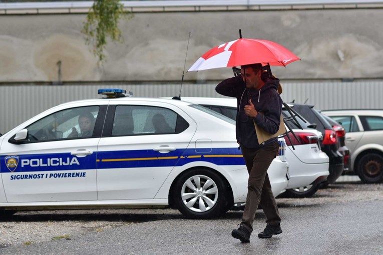 Učenik iz Zagorja zbog maske i danas ispred škole. Ravnatelj: Otac traži svoja prava