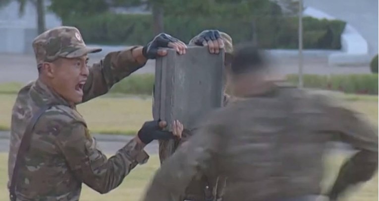 Sjeverna Koreja objavila video: Vojnici pred Kimom glavama razbijaju betonske blokove