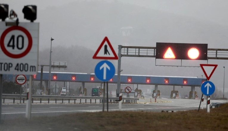 Ceste su mjestimice vlažne i skliske, ima i magle