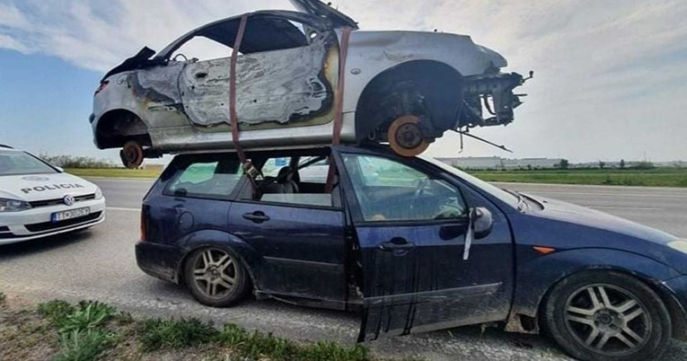 Policajci nisu mogli vjerovati što vozi na krovu Forda. Isključili su ga iz prometa