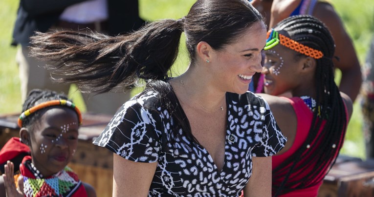 Meghan Markle započela afričku turneju u haljini koja laska svakoj figuri