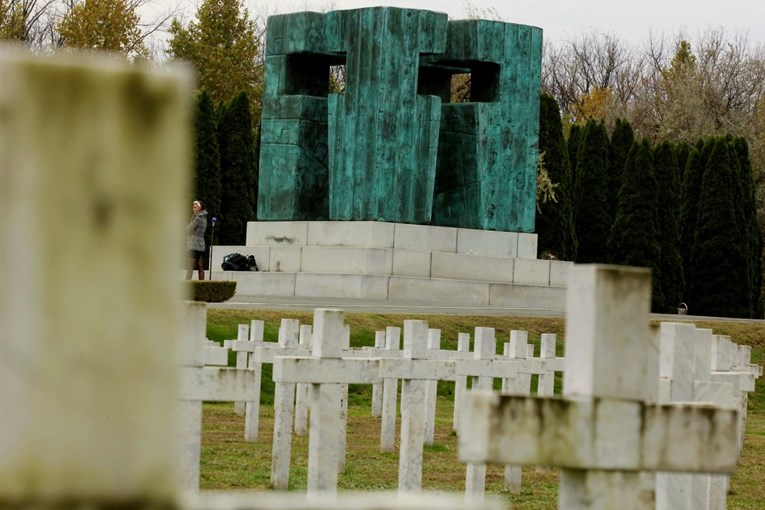 Kandidatkinja iz redova Srba odala počast na Memorijalnom groblju u Vukovaru
