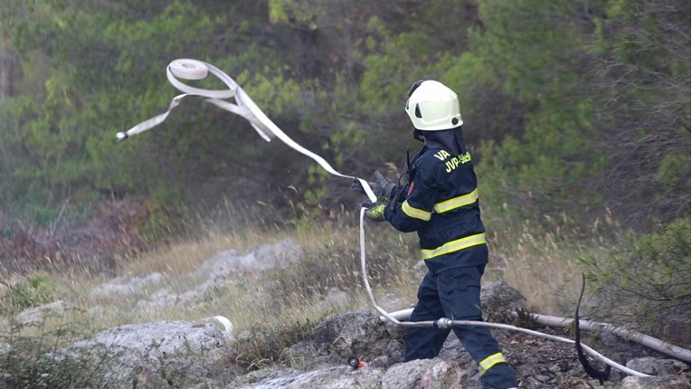 Na Braču izgorjelo 50 hektara borove šume