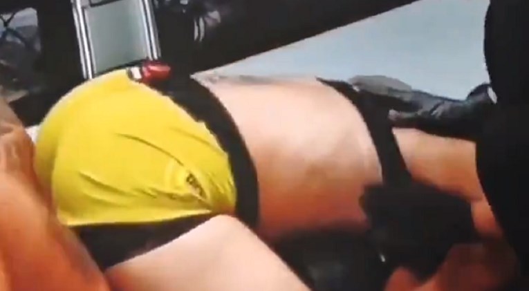 MMA borkinji usred borbe ispale grudi. Pogledajte kako joj je sudac pomogao
