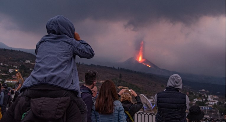 La Palmu pogodio potres snage 5.1, tisuće turista i dalje dolaze gledati lavu