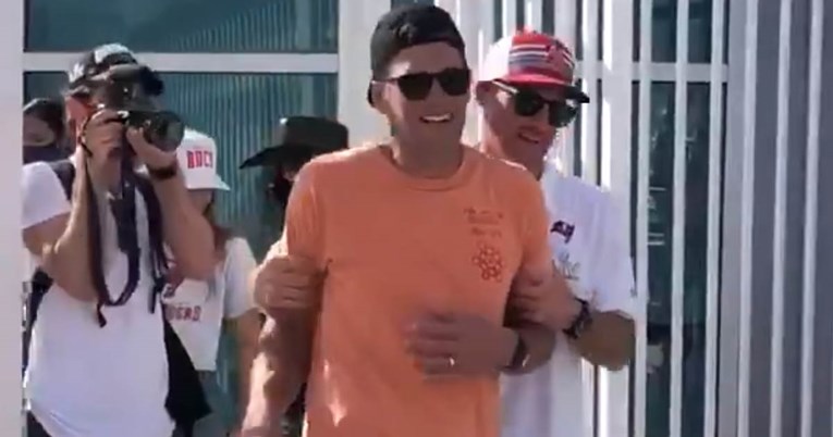 VIDEO Tom Brady mrtav pijan na pobjedničkoj paradi bacao pehar. Suigrači su ga držali