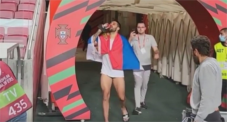 Pogledajte kako je srpski junak u gaćama, s Coca-colom u ruci slavio veliku pobjedu