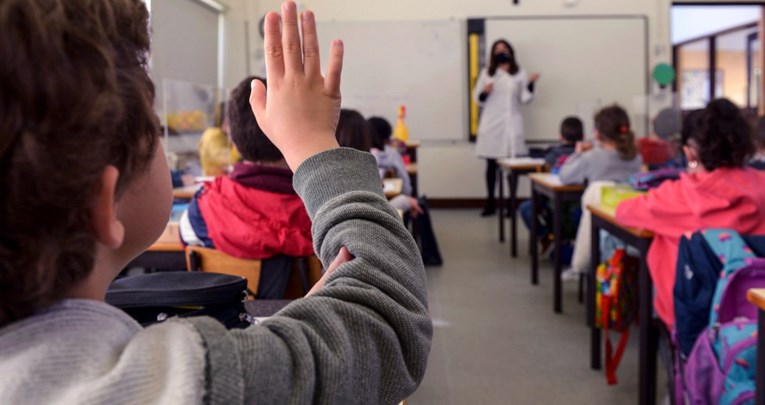 Nova studija tvrdi: Među djecom u školama razmak ne treba biti veći od jednog metra