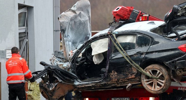 Pogledajte snimku izvlačenja smrskanog BMW-a iz HAC-ovog objekta kod naplatnih kućica