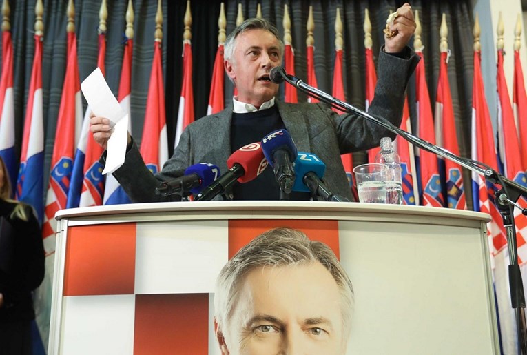 Škoro u Vukovaru mahao krunicom: Ovo je bitka u kojoj sam spreman poginuti