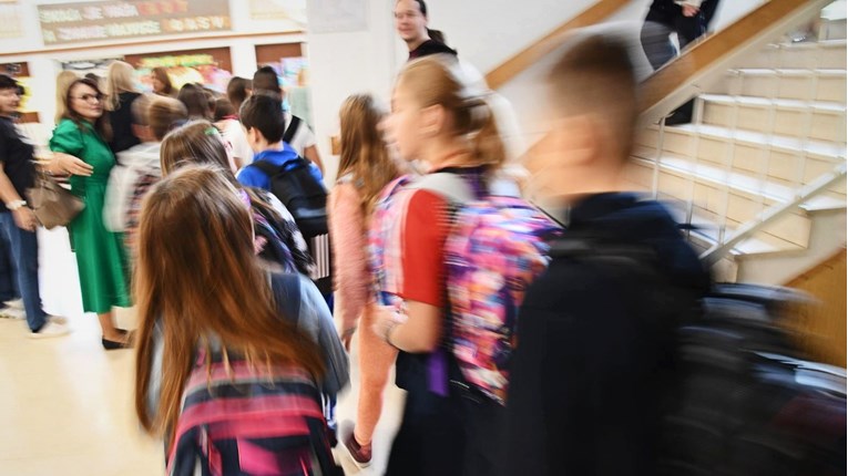"Razrednica u Hrvatskoj rekla curicama da paze na odjeću jer dečke drmaju hormoni"
