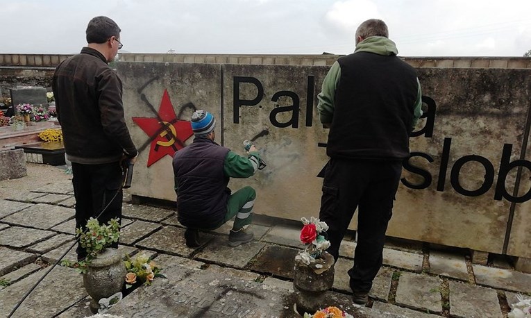Vandali nacrtali kukasti križ na spomeniku palim borcima u Labinu