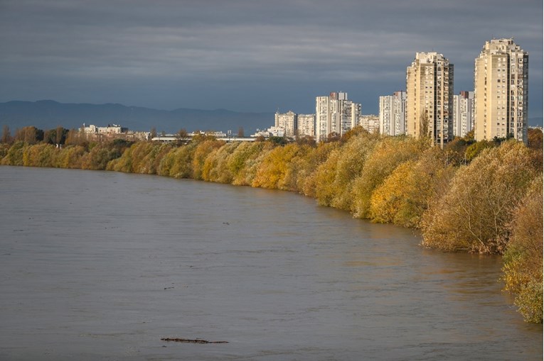 FOTO Sava se u Zagrebu izlila iz korita