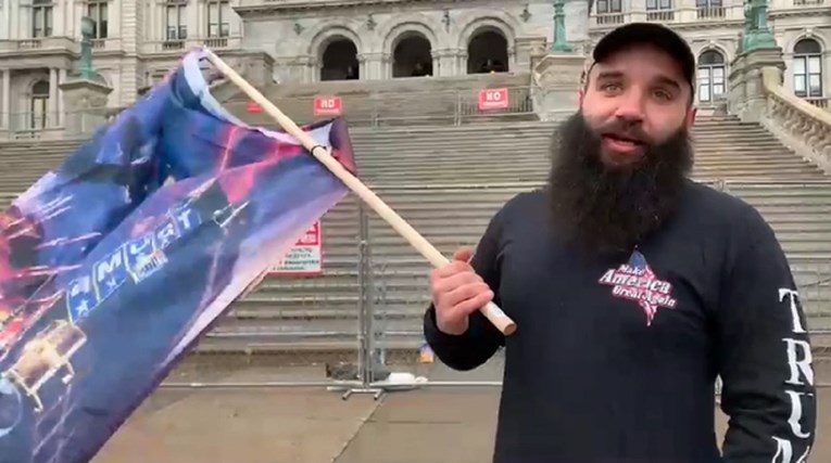 Trumpovi pristaše najavljivali veliki prosvjed. Pojavio se samo jedan tip