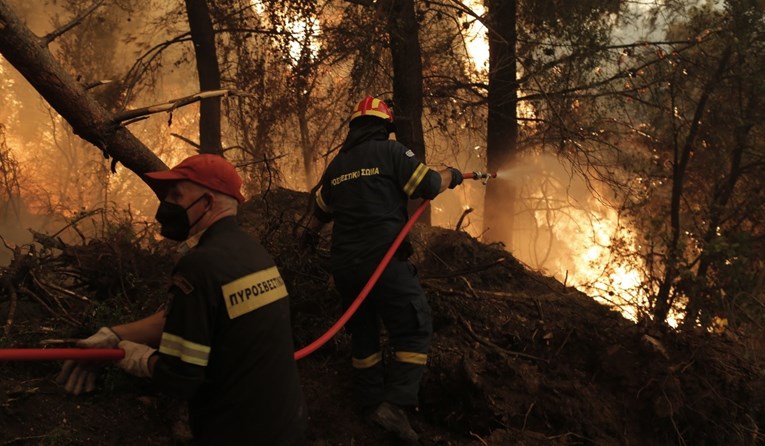 Gori na grčkom otoku, dio ljudi se ne želi evakuirati: "Ne možemo ostaviti domove"