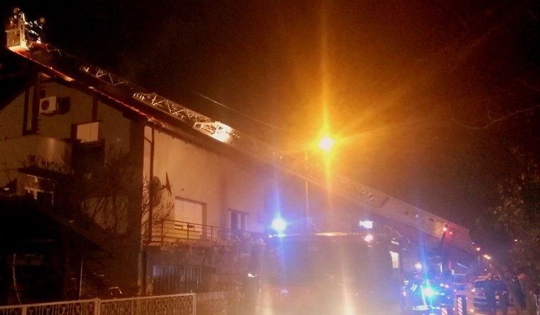 Požar na krovu kuće u Sevetama večeras gasilo 27 vatrogasaca