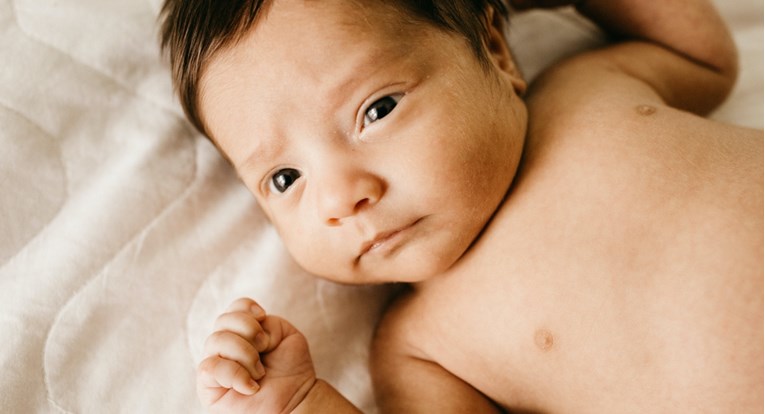 Dokazale bebe iz osječkog rodilišta: Mit o žgaravici i bujnoj kosi ipak je istinit