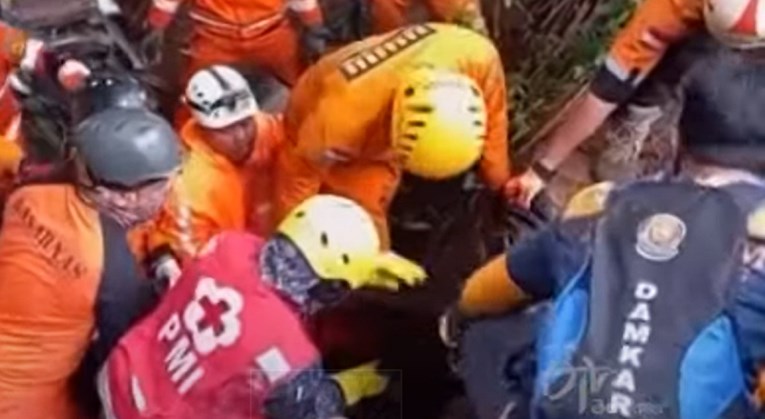 Autobus pun djece i roditelja pao u provaliju u Indoneziji, najmanje 27 mrtvih