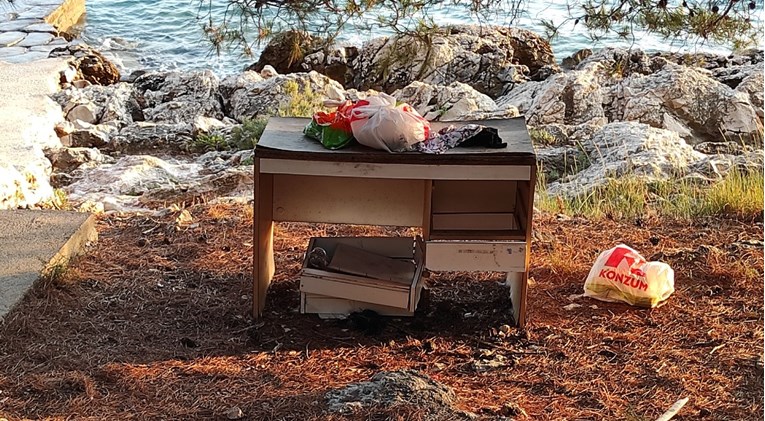 Ovako rezerviraju mjesto na plaži u Dolaškim Dragama kod Pakoštana