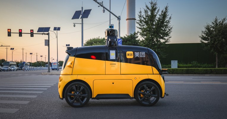 Zbog pandemije Kinezima online narudžbe sve češće dostavljaju roboti