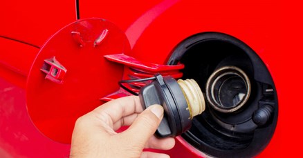 U Puli iz pet auta ukrao 100 litara benzina