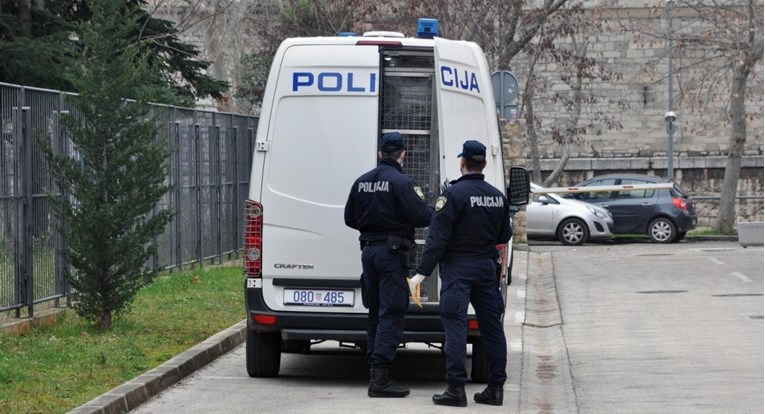 Muškarac iz Crikvenice prisiljavao suprugu i dijete da piju apaurine