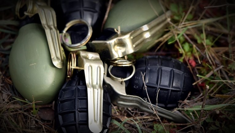 Diler u Dalmaciji kod kuće držao travu i ručne bombe