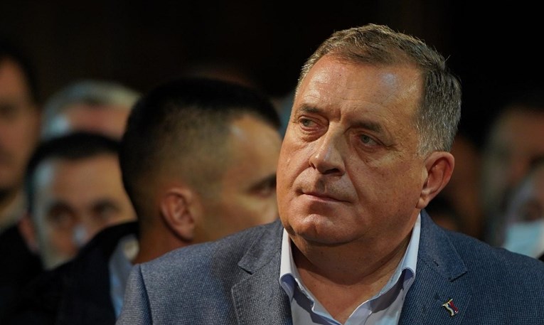 Dodik podivljao u parlamentu, brutalno vrijeđao ljude: "Izdajice, balvani..."