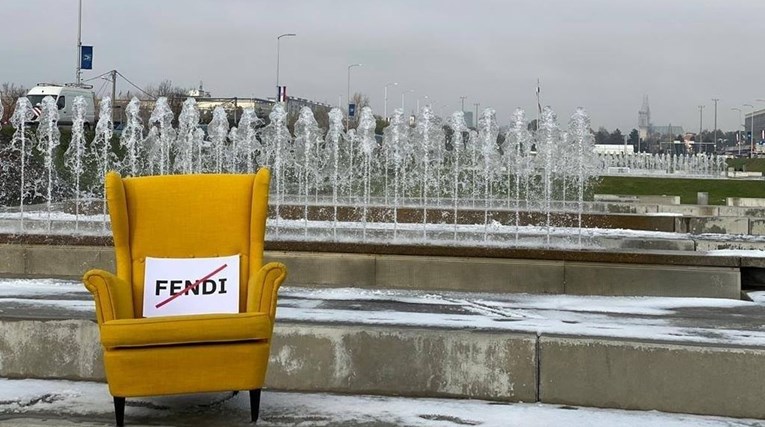 Na Bandićeve fontane stavili fotelju s prekriženim natpisom Fendi. Brzo je maknuta