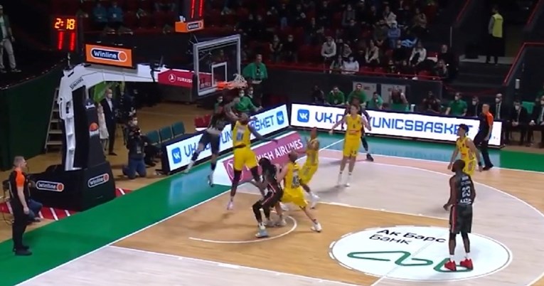 Pogledajte Hezonjino zakucavanje sezone. Prebacio je 224 centimetra visokog centra