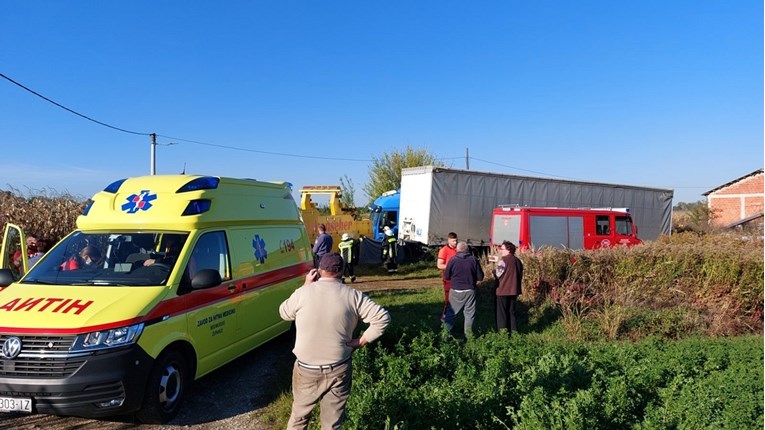 Teška nesreća u Međimurju. Muškarca pri zamjeni kotača zgnječio kamion, poginuo je